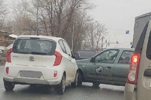 Столкновение двух машин в Пензе стало причиной затора на Сухумской улице