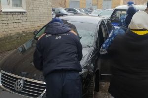 Жительница Пензы не могла попасть к запертому в машине младенцу