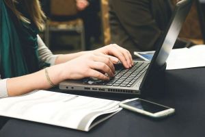 В Пензе ищут человека, угрожавшего распространить интимные фото 20-летней девушки