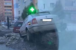 В Терновке легковая машина «залетела» на сугроб