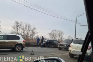 В Пензе развернуло иномарку в жестком ДТП на Сурском мосту