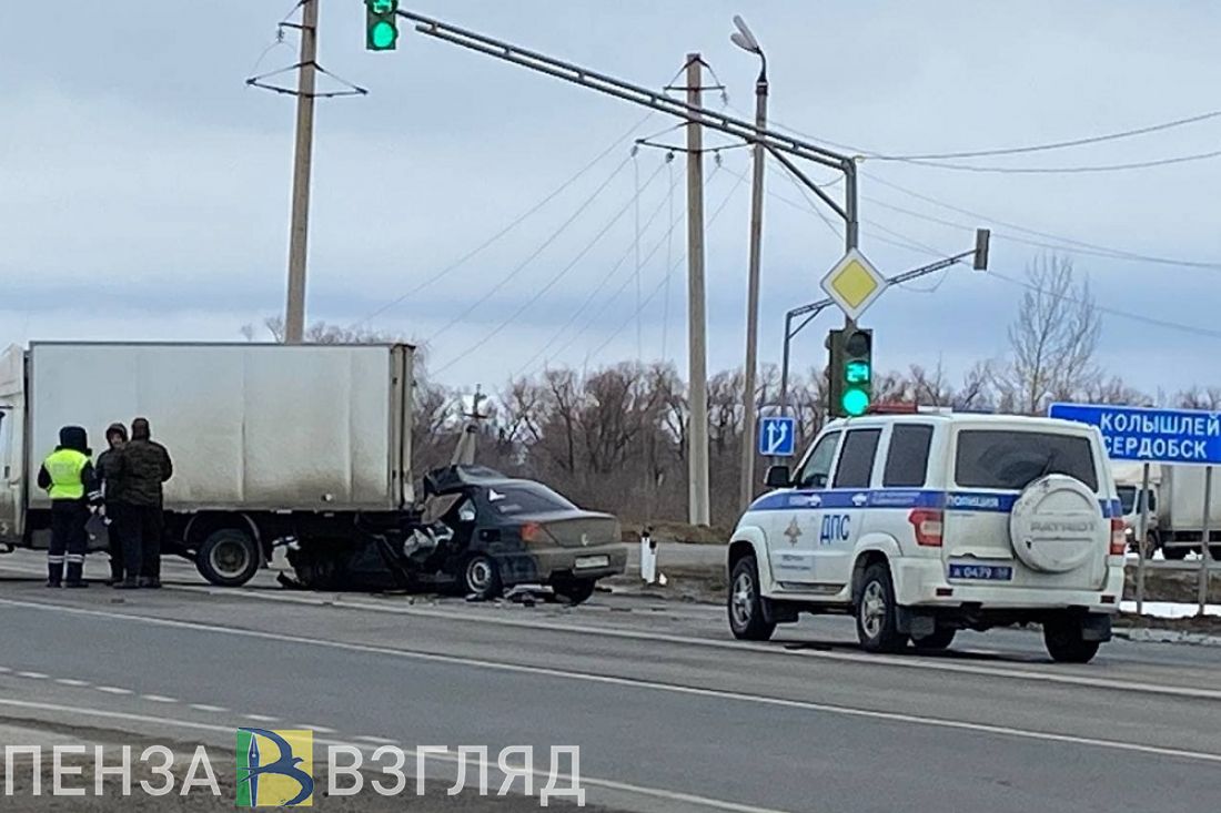 Появились фото и видео с места ДТП с легковушкой и «ГАЗелью» под Пензой