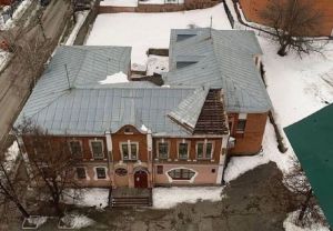 В Пензе с музыкальной школы ветром сорвало часть крыши