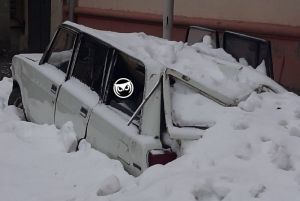 В Пензе легковушку примяло кучей снега