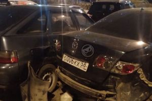 Соцсети: в Пензе неизвестный врезался в машины на парковке