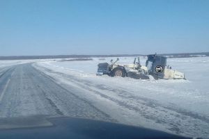 На трассе в Пензенской области в заснеженный кювет улетела снегоуборочная техника