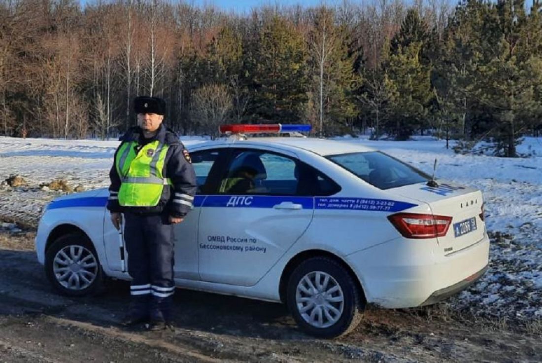 В Пензенской области инспектор ДПС помог выбраться людям из домов при пожаре