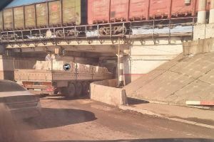 Под железнодорожным мостом в Пензе застрял грузовик с прицепом