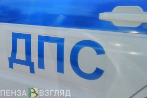 В Пензе сотрудники ГИБДД прибыли к месту ДТП со врезавшейся в забор иномаркой