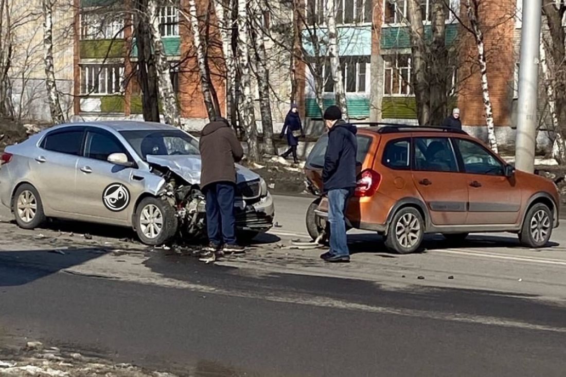 Улицы разбитых машин. Разбитая машина на улице. Дорожно-транспортное происшествие. Авария на улице Луначарского.