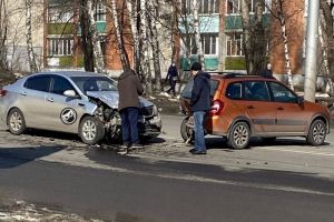 На улице Луначарского в Пензе иномарка жестко врезалась в отечественное авто