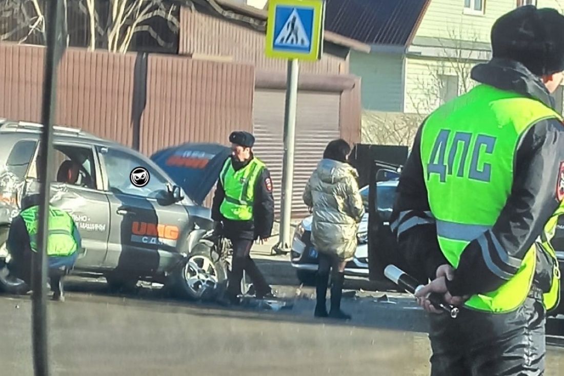 Появились фото с места жесткого ДТП на улице Карпинского в Пензе