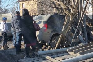 В Пензе автомобиль вылетел с дороги и пробил забор домовладения