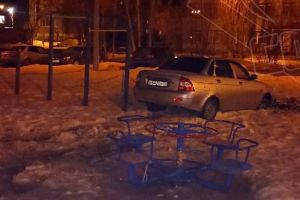 Соцсети: пензенский водитель застрял в снегу на детской площадке