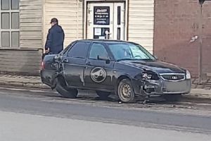 На Южной поляне в Пензе легковой автомобиль врезался в светофор