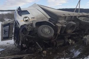 В Пензенской области грузовик слетел с дороги и опрокинулся
