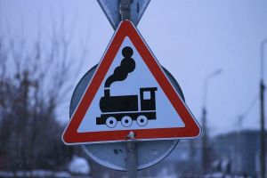 На железнодорожном переезде в Пензе сняли жуткое видео с поездом и автомобилем