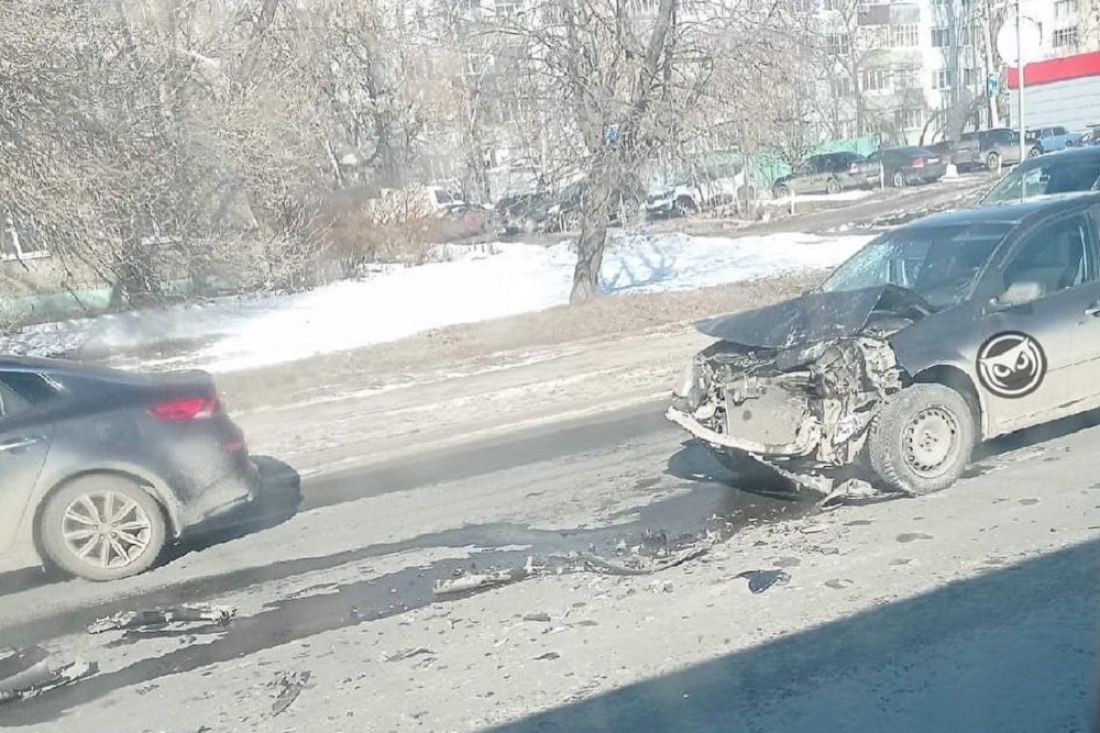 На Севере в Пензе легковой автомобиль угодил в жесткое ДТП