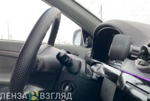 82-летняя зареченка закрылась в машине, чтобы авто не отправили на штрафстоянку