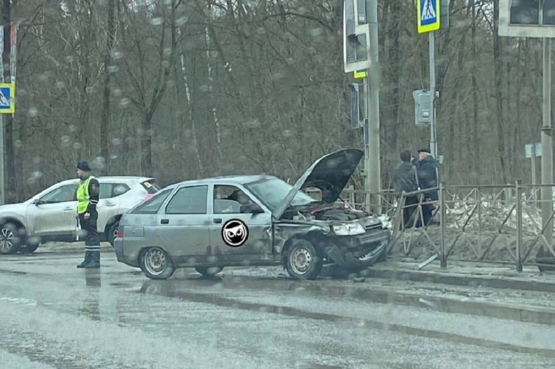 На Западной поляне в Пензе автомобиль сломал дорожное ограждение