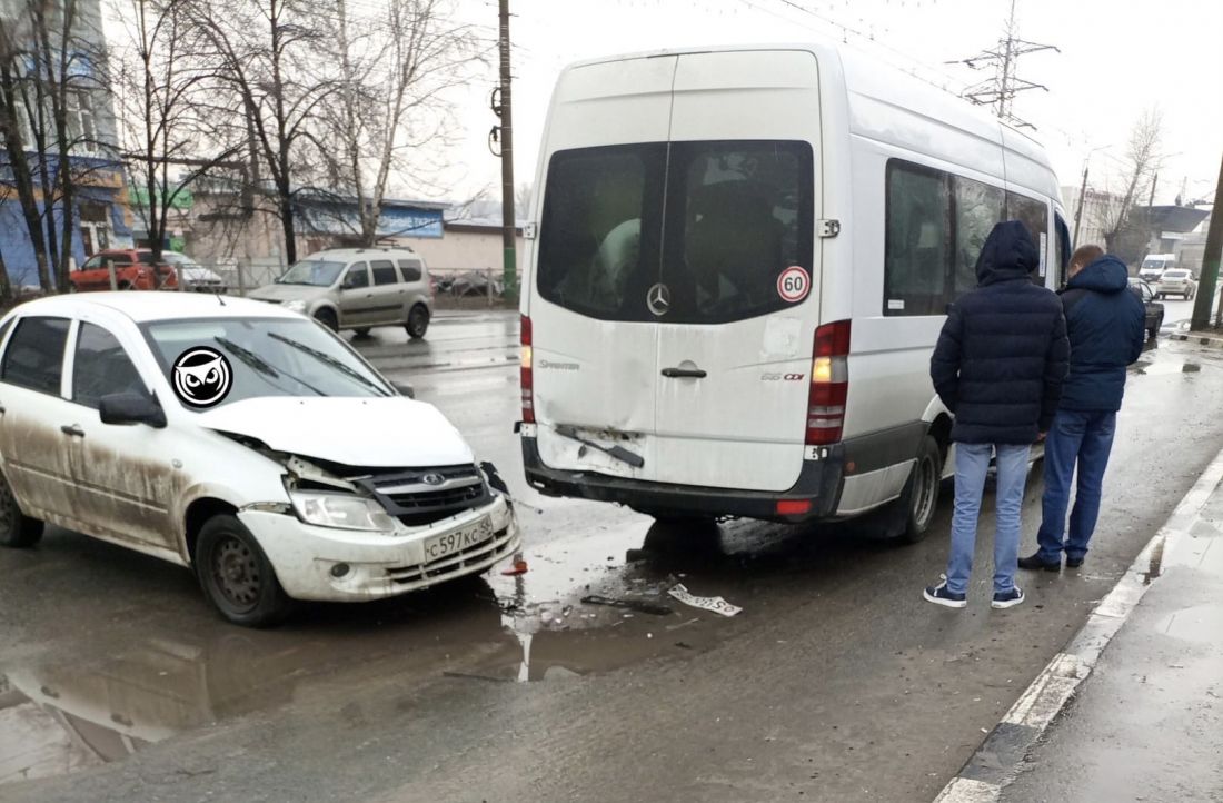 В Пензе «Лада» врезалась в микроавтобус