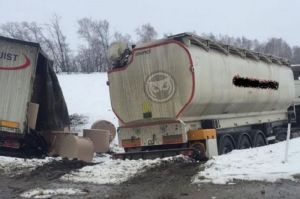 На трассе под Пензой два грузовика оказались в кювете