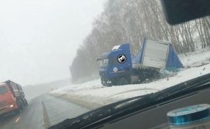 В Белинском районе Пензенской области фура съехала в кювет и развалилась