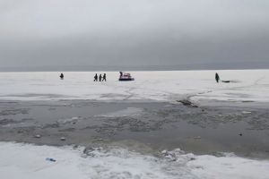 Появились фотографии спасения пензенских рыбаков, которых унесло на льдине