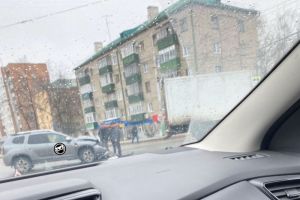 В центре Пензы при столкновении с грузовиком пострадала легковая машина