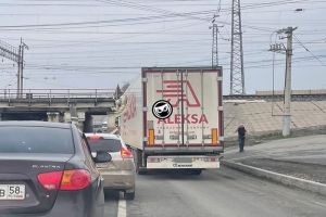 В Пензе еще один большегруз не смог проехать под железнодорожным мостом