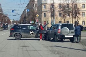 Два авто перекрыли дорогу на улице Володарского в Пензе
