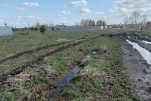 В селе Пензенской области дорогу «укрепили» волнистым шифером