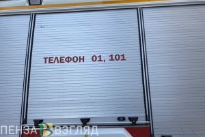 В Заречном из горящего общежития спасли двоих детей и женщину