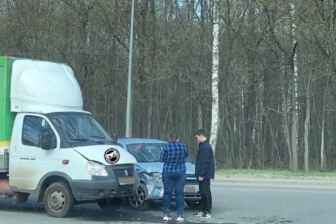 В Пензе на Западной поляне «ГАЗель» столкнулась с легковушкой