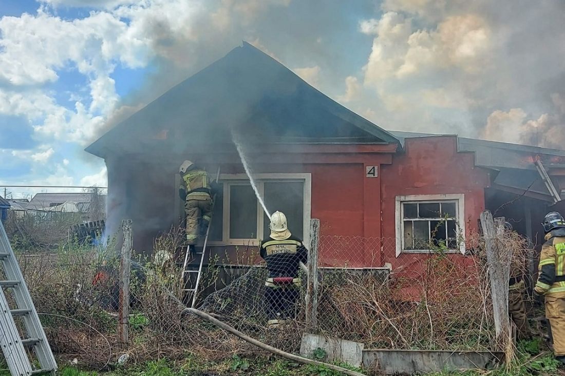 В селе под Пензой огонь охватил два дома