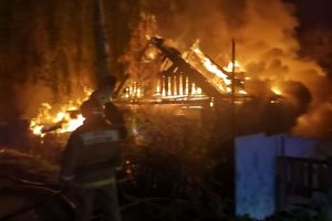 В Пензе из-за пожара обрушилась кровля частного дома