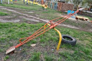 В Пензе показали одну из самых жутких детских площадок города