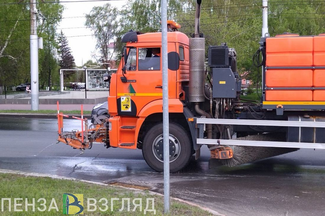 В Пензе у Монумента воинской и трудовой Славы моют асфальт