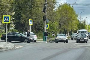 На перекрестке в Пензе в аварию попали три автомобиля