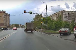 На улице Антонова в Пензе сняли на видео чудесное спасение школьника от попадания под грузовик