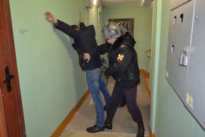 В Пензе двое мужчин похитили детскую коляску у посетителя магазина