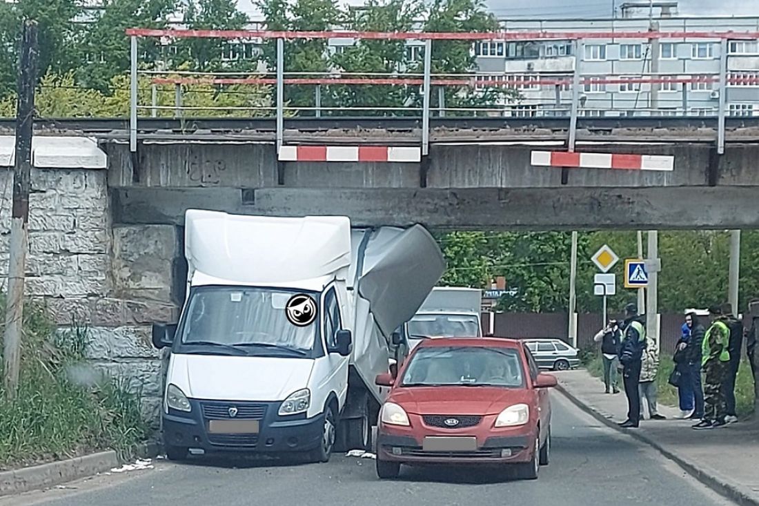 В Пензе из-за застрявшей под мостом «ГАЗели» образовалась пробка