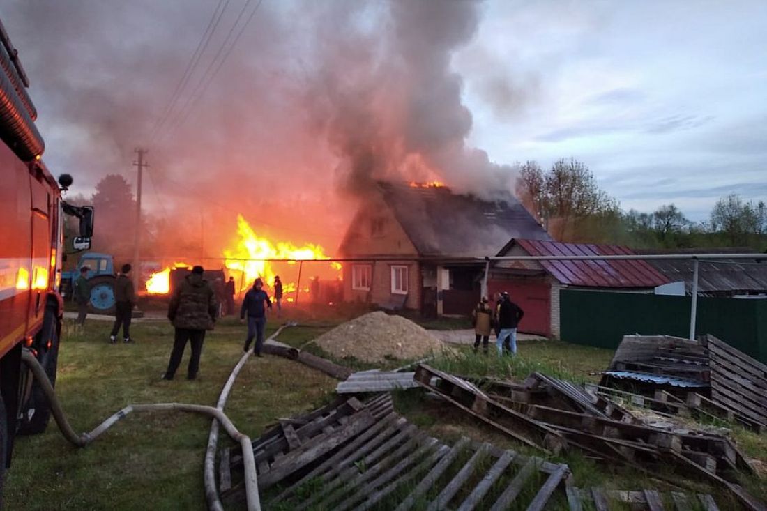 В селе Пензенской области пожар уничтожил дом и надворные постройки