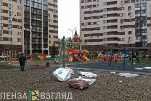 У пензенской многоэтажки из-за сильного ветра отвалился кусок утеплителя стены