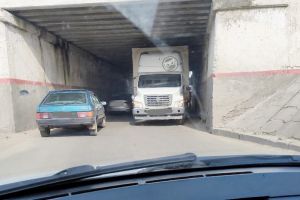 В Пензе образовалась пробка из-за застрявшего под железнодорожным мостом грузовика