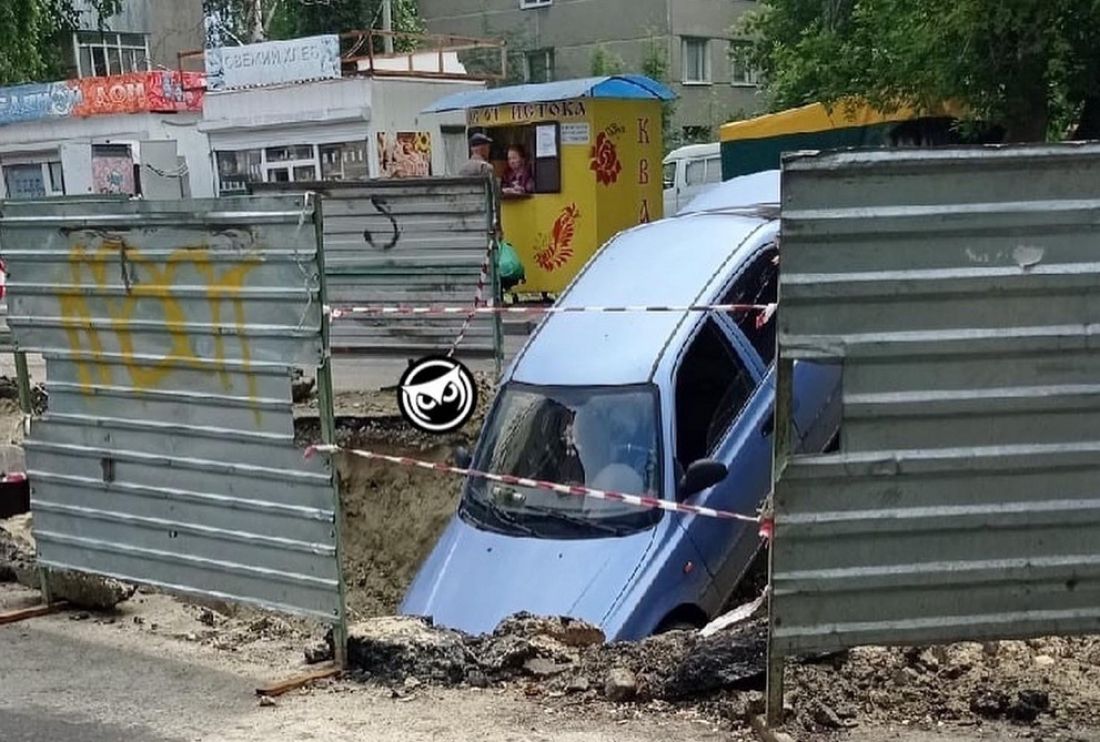 В Пензе на улице Толстого машина «нырнула» в яму