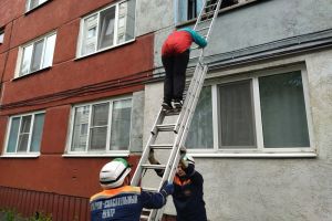 Пензенские спасатели предотвратили падение женщины с высоты