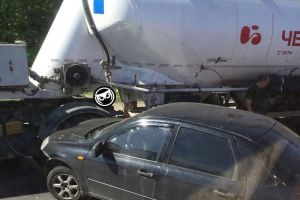 Возле пензенского поселка легковой автомобиль влетел в грузовик
