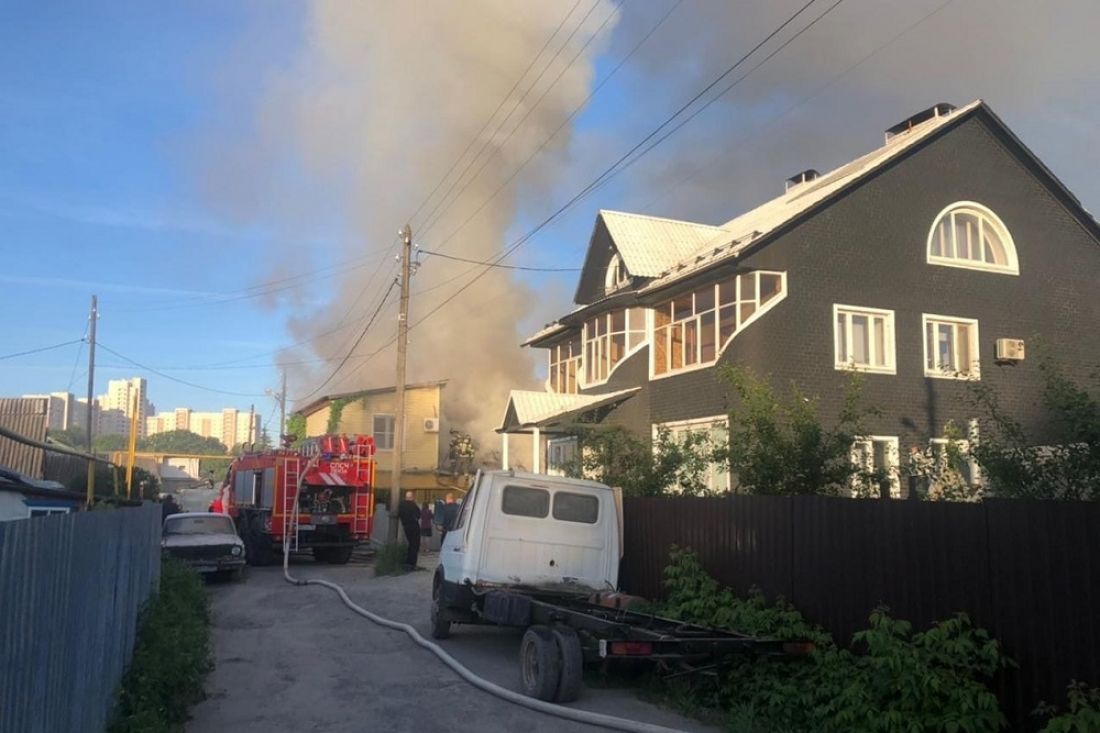 Утром в Пензе 28 пожарных тушили загоревшийся дом