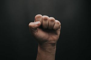 В Кузнецке мужчина сломал скулу и челюсть соседу за шумное поведение